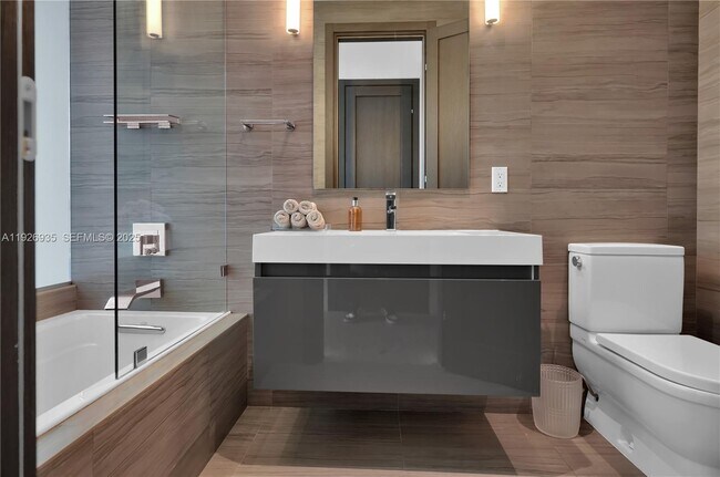 Building Photo - 5501 Pine Tree Dr