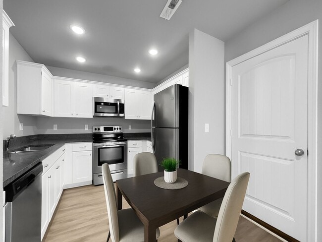 Building Photo - Charming 3BR/2BA Renovated Duplex | Ranch-Style Living in Colonial Gardens