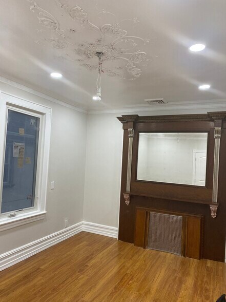 Building Photo - 1820 E 19th St