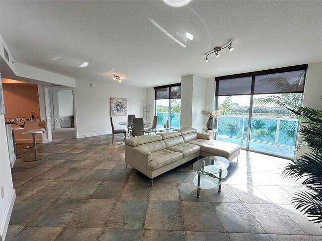 Building Photo - 2641 N Flamingo Rd