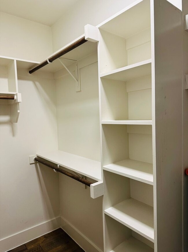 Building Photo - Modern 1 Bedroom in The Cedars