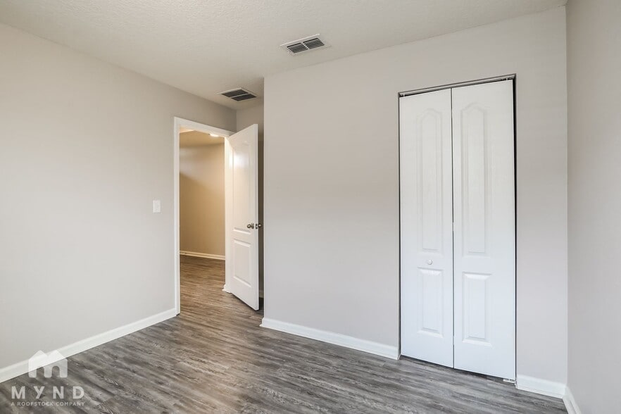 Building Photo - 2195 Pebble Point Dr