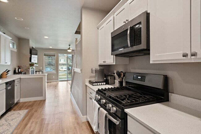 Building Photo - Modern 4-bedroom 3-bathroom Home