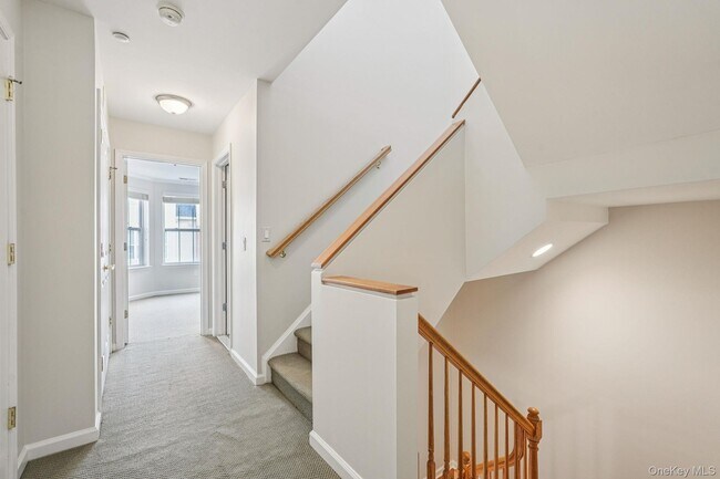 Building Photo - 10 Bridge Ln