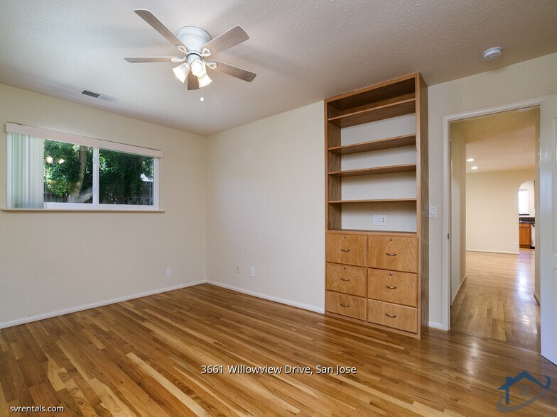 Building Photo - 3661 Willowview Dr