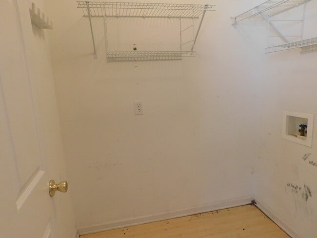 Building Photo - Quiet convenience