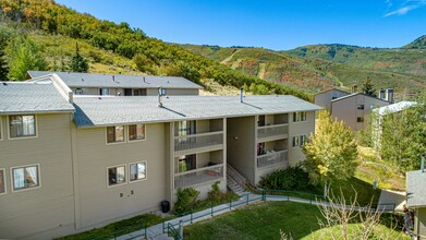 Building Photo - Bright and light Prospector Condo