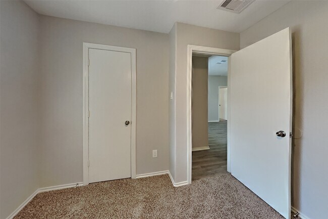 Building Photo - 804 Lovebug Ln