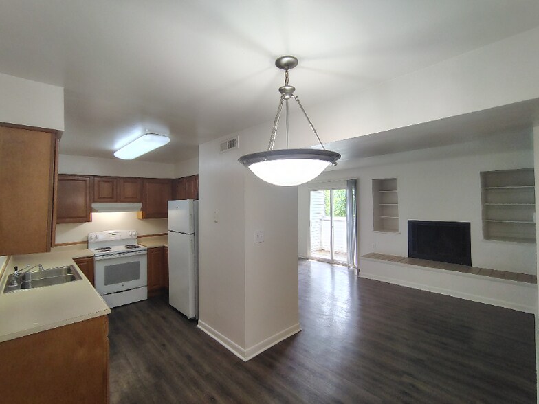 Building Photo - 600 Reusens Rd