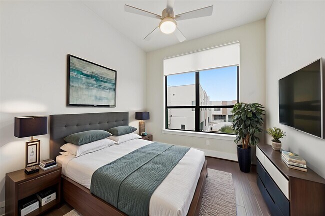 Building Photo - 2401 Crawford St