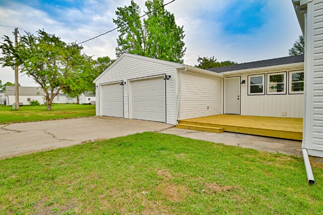 Building Photo - 337 Central Ave N