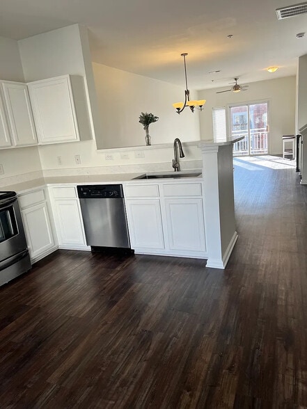 Building Photo - Room in Condo on Donatello Avenue