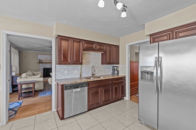 Building Photo - Spacious 4-Bed, 3-Bath Home in Virginia Beach!