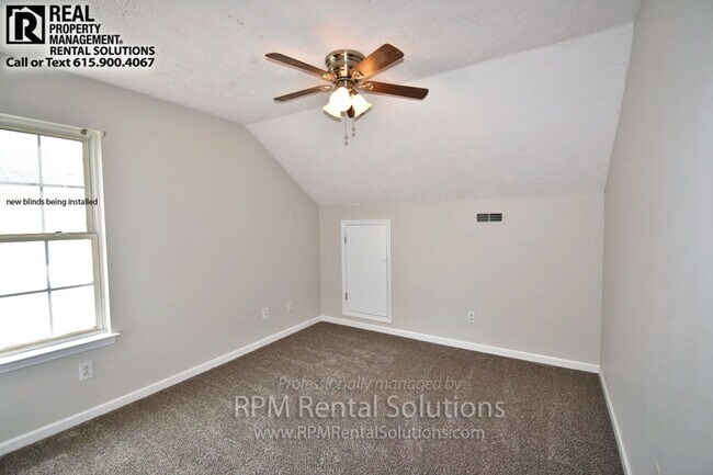 Building Photo - Wonderful 3BR/2BA duplex 1 minute from MTSU!