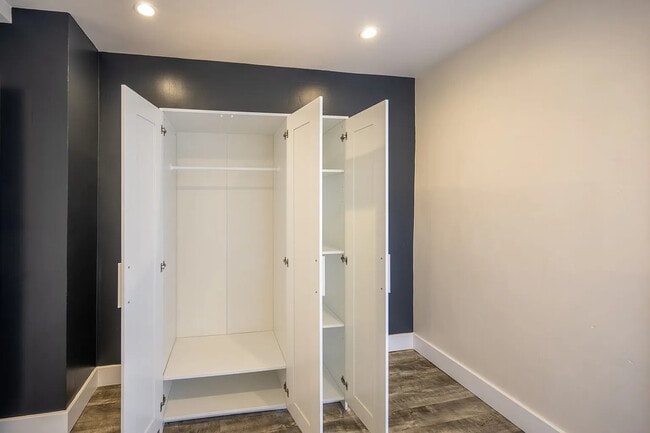 Building Photo - Charming 1-Bed La Jolla Residence with In-Unit Laundry, Carport Parking, and All Utilities Included