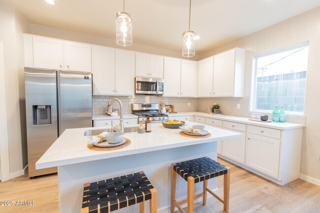 Building Photo - 3717 E Flower St