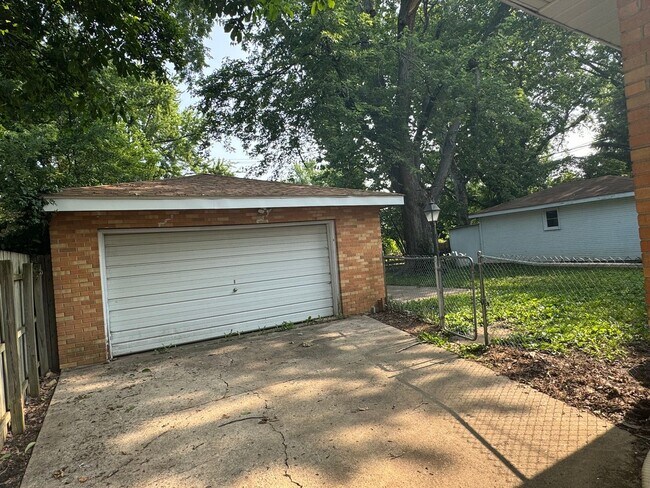 Building Photo - JEROME’S  3 Bed/1.5 Bath JEWEL IS READY FO...