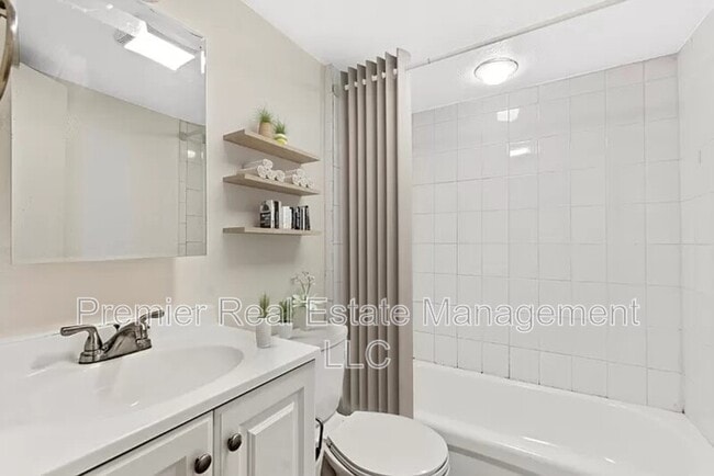 Building Photo - 768 S Krameria St