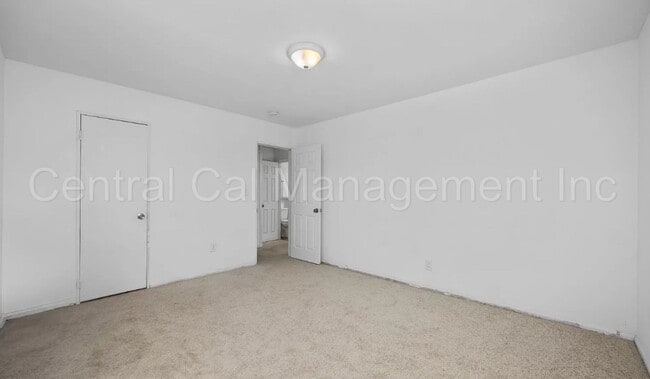 Building Photo - 2 Bedroom/1 Bath Home - $1350 Per Month!