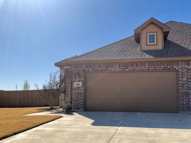 Building Photo - Luxury 3 Bedroom Duplex Located in Midloth...