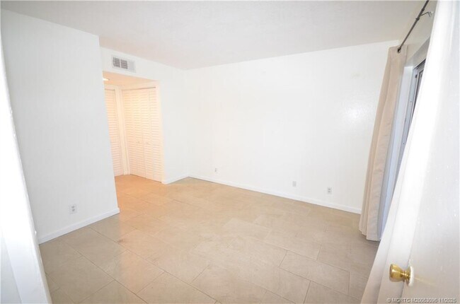 Building Photo - 1566 SE Royal Green Cir