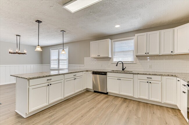 Building Photo - 3210 York Dr