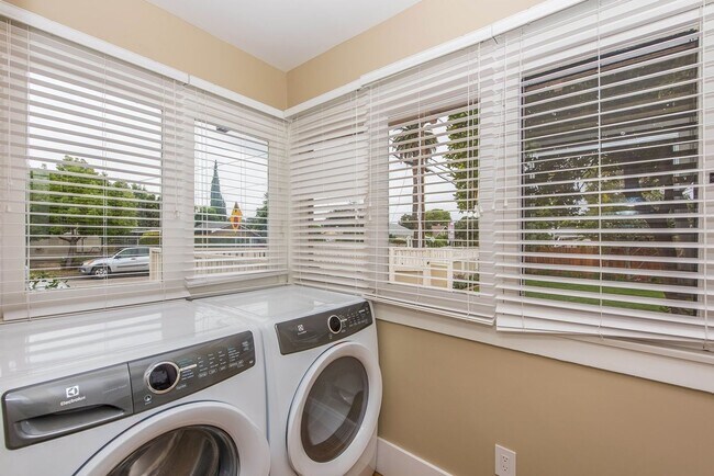 Building Photo - 306 N Shaffer St