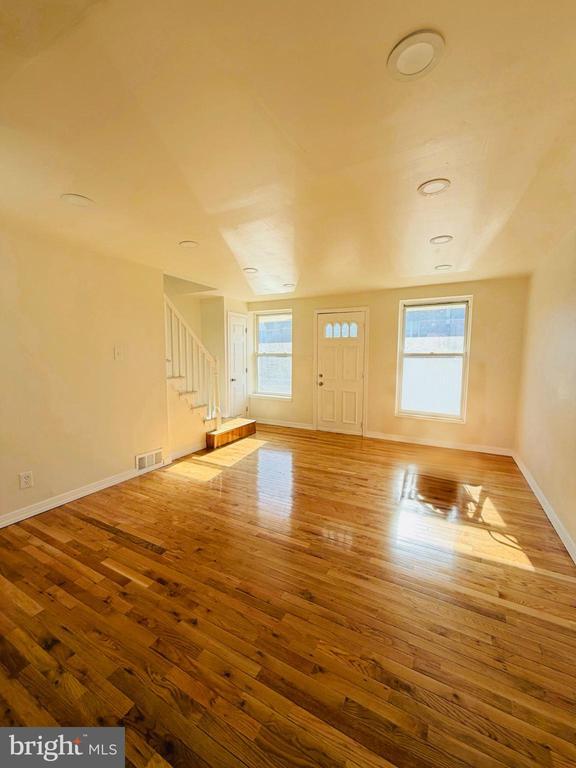 Building Photo - 607 E Carver St