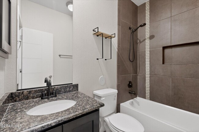 Building Photo - 320 S Manzanita Dr