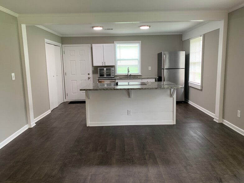 Building Photo - 137 Baker St