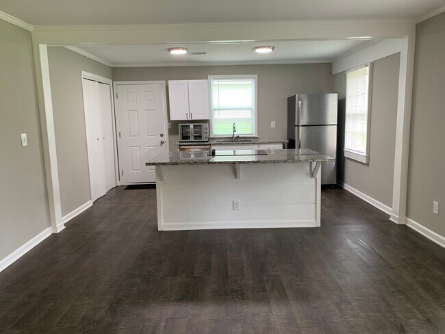 Building Photo - 137 Baker St