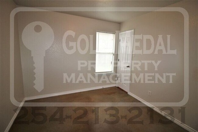 Building Photo - 4003 Cambridge Dr