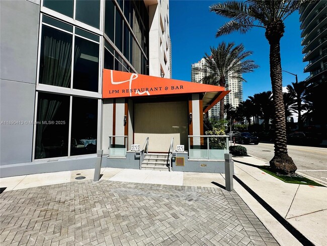 Building Photo - 1300 Brickell Bay Dr