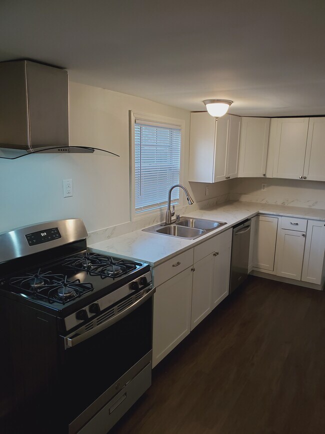 Building Photo - 525 Lilly Ave