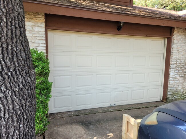 1 1/2 Garage - 8801 Clearbrook Trail