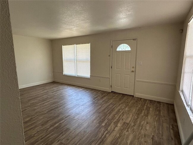 Building Photo - 1506 Crest Ave