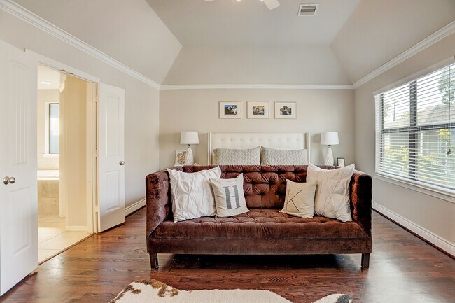 Building Photo - 213 W 26th St