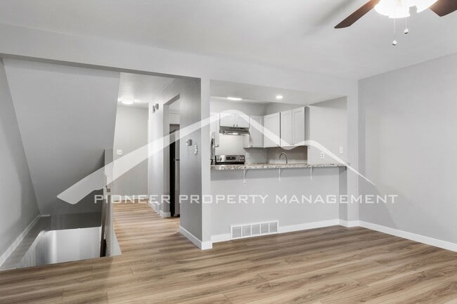 Building Photo - Renovated 3-Level 2BR Townhouse w/ Garage ...