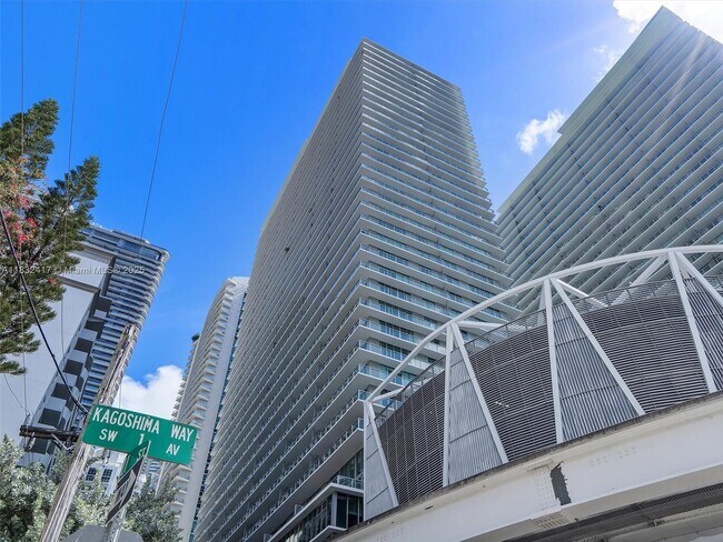 Building Photo - 1111 SW 1st Ave