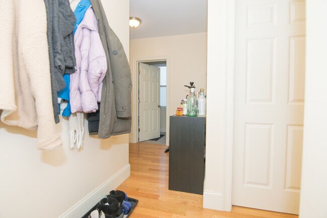 Building Photo - Amazing Four Bed, Two Bath, available Now