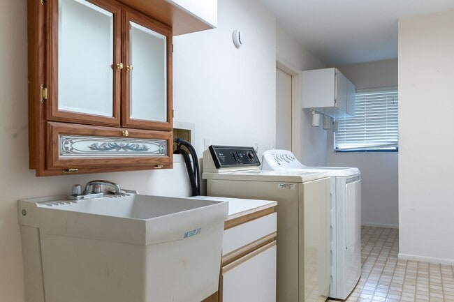 Building Photo - Spacious 3-Bed, 2-Bath Pool Home in Planta...