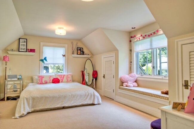 Building Photo - Waterfront Comfort with Timeless Style ava...