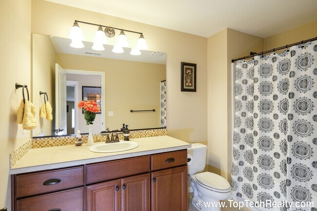Building Photo - Beautiful Home & Ideal Location! | 5 Beds + 3 Full Baths | Gorgeous Appliances | ***Large Backyar...