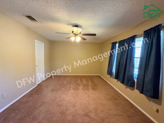 Building Photo - Charming 3-Bedroom Home with Fenced Backyard & Fireplace in Arlington!