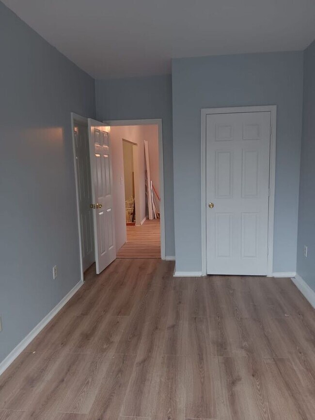 Building Photo - 3 Bedroom Apartment w Free Heat