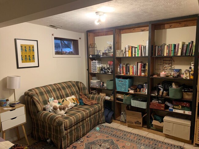 Building Photo - 3 bd/1.5 bath Charming Home just 4 blocks from IU Jacob's School of Music - Available August 2026!