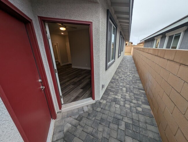 Building Photo - 1039 Forest Falcon Dr