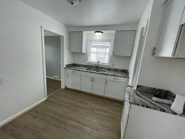 Building Photo - 3 bed 1 bath Home