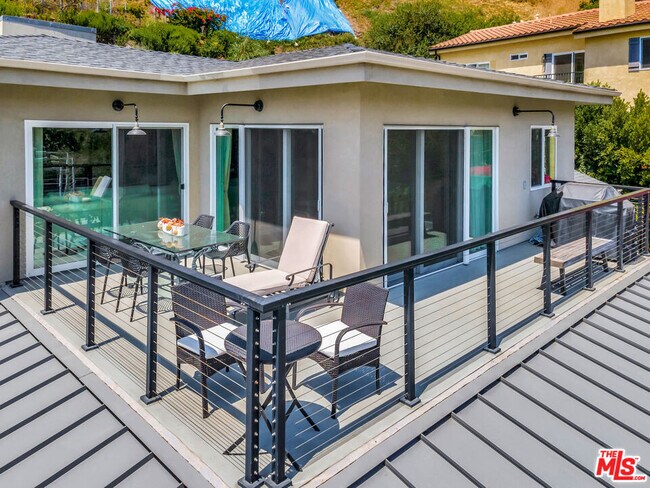Building Photo - 3859 Rambla Pacifico St