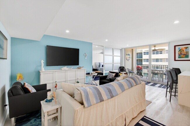 Building Photo - 1236 Hillsboro Mile